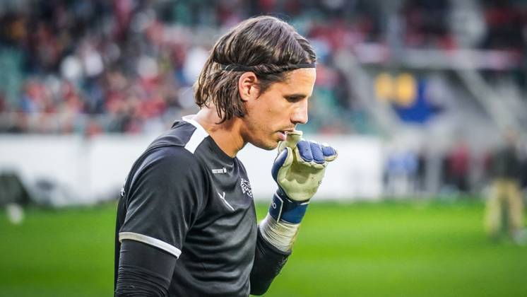 Yann Sommer, 35, tritt nach der EM 2024 aus der Schweizer Nationalmannschaft zurück. Rekordtorhüter mit 94 Länderspielen, 35 Mal ohne Gegentor. Debüt 2012 unter Ottmar Hitzfeld, seit 2014 Nummer 1 nach Benaglio. Höhepunkte: EM 2021, Parade gegen MbappÃ im Achtelfinale. Teilnahme an EM 2016, 2021, 2024 und WM 2018, 2022. Fokus auf Inter Mailand. Dank an Mitspieler, Trainer, Fans. Vorbild für junge Spieler, würdigt Pierluigi Tami (SFV). Unvergessliche Momente in 12 Jahren Nati. Archiv RECORD DATE NOT STATED Copyright: xJOERANxSTEINSIEKx