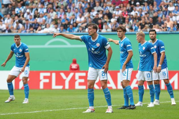 18.08.2024, xtgx, Fussball DFB Pokal 1. Runde, FC Hansa Rostock - Hertha BSC Berlin emspor, v.l. Alexander Rossipal (Rostock, 21) gibt Anweisungen, gestikuliert mit den Armen, gesticulate, gives instructions (DFL DFB REGULATIONS PROHIBIT ANY USE OF PHOTOGRAPHS as IMAGE SEQUENCES and or QUASI-VIDEO) Rostock
