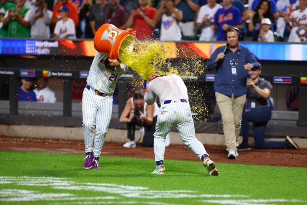 MLB, Baseball Herren, USA Baltimore Orioles Vs New York Mets Francisco Alvarez of the New York Mets is getting a Gatorade bath from teammate Pete Alonso after Alvarez hits a game-winning home run to lift the Mets to a 4-3 win in the baseball game against the Baltimore Orioles at Citi Field in Corona, N.Y., on Monday, Aug. 19, 2024. New York City N.Y. United States  Copyright: xGordonxDonovanx originalFilename:donovan-baltimor240819_npbRy.jpg
