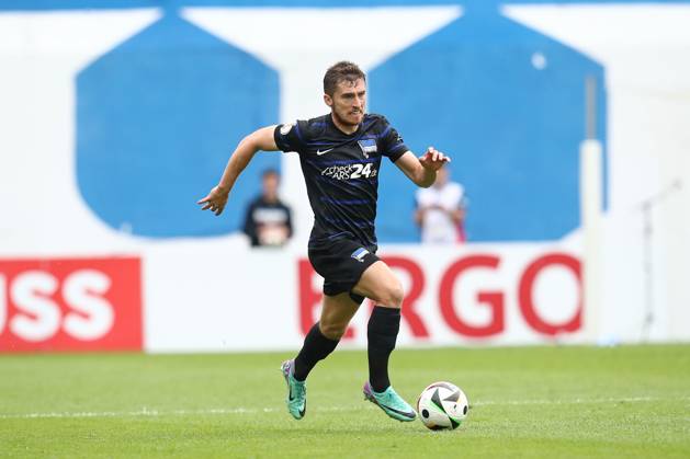 18.08.2024, xtgx, Fussball DFB Pokal 1. Runde, FC Hansa Rostock - Hertha BSC Berlin emspor, v.l. Jonjoe Kenny (Hertha, 16) Freisteller, Einzelbild, Ganzkoerper, single frame (DFL DFB REGULATIONS PROHIBIT ANY USE OF PHOTOGRAPHS as IMAGE SEQUENCES and or QUASI-VIDEO) Rostock
