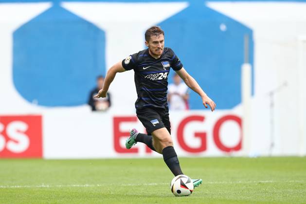 18.08.2024, xtgx, Fussball DFB Pokal 1. Runde, FC Hansa Rostock - Hertha BSC Berlin emspor, v.l. Jonjoe Kenny (Hertha, 16) Freisteller, Einzelbild, Ganzkoerper, single frame (DFL DFB REGULATIONS PROHIBIT ANY USE OF PHOTOGRAPHS as IMAGE SEQUENCES and or QUASI-VIDEO) Rostock
