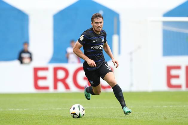 18.08.2024, xtgx, Fussball DFB Pokal 1. Runde, FC Hansa Rostock - Hertha BSC Berlin emspor, v.l. Jonjoe Kenny (Hertha, 16) Freisteller, Einzelbild, Ganzkoerper, single frame (DFL DFB REGULATIONS PROHIBIT ANY USE OF PHOTOGRAPHS as IMAGE SEQUENCES and or QUASI-VIDEO) Rostock
