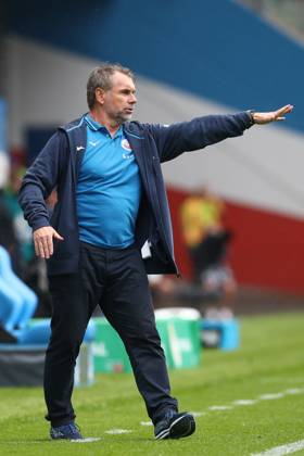 18.08.2024, xtgx, Fussball DFB Pokal 1. Runde, FC Hansa Rostock - Hertha BSC Berlin emspor, v.l. Bernd Hollerbach (Rostock, Trainer) gibt Anweisungen, gestikuliert mit den Armen, gesticulate, gives instructions (DFL DFB REGULATIONS PROHIBIT ANY USE OF PHOTOGRAPHS as IMAGE SEQUENCES and or QUASI-VIDEO) Rostock