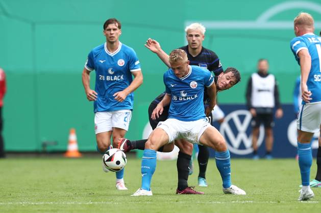 18.08.2024, xtgx, Fussball DFB Pokal 1. Runde, FC Hansa Rostock - Hertha BSC Berlin emspor, v.l. Cedric Harenbrock (Rostock, 8), Diego Demme (Hertha, 6) Zweikampf, Duell, Kampf, tackle (DFL DFB REGULATIONS PROHIBIT ANY USE OF PHOTOGRAPHS as IMAGE SEQUENCES and or QUASI-VIDEO) Rostock