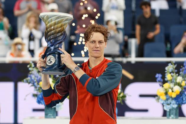 Bilder des Jahres 2024, Sport 08 August Sport Themen der Woche KW34 CINCINNATI, OH - AUGUST 19: Jannik Sinner of Italy poses with the Rookwood Cup after defeating Frances Tiafoe to win the final round of the Cincinnati Open on August 19, 2024, at the Lindner Family Tennis Center in Mason, OH. (Photo by Ian Johnson Icon Sportswire) TENNIS: AUG 19 Cincinnati Open EDITORIAL USE ONLY Icon240819114