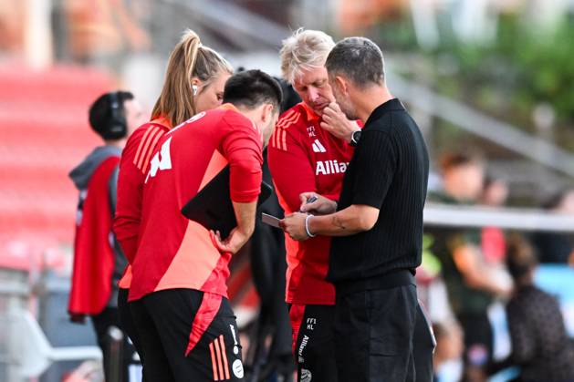 Fußball, Freundschaftsspiel, 20240820, FC Bayern München - Juventus Turin. Im Bild Co-Trainerin der FC Bayern München Frauen Clara SCHÖNE, Athletiktrainer der FC Bayern München Frauen Hamid Masoum BEYGI, Co-Trainer der FC Bayern München Frauen Kjetil LONE und Trainer der FC Bayern München Frauen Alexander STRAUS besprechen sich. Unterhaching uhlsport PARK Bayern Deutschland Copyright: Passion2Press MarkusxFischerx