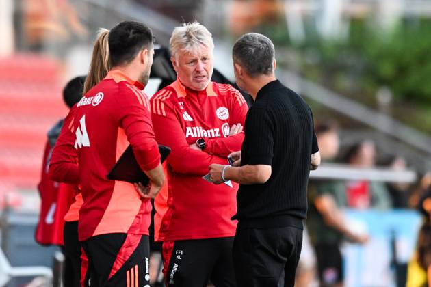 Fußball, Freundschaftsspiel, 20240820, FC Bayern München - Juventus Turin. Im Bild Co-Trainerin der FC Bayern München Frauen Clara SCHÖNE, Athletiktrainer der FC Bayern München Frauen Hamid Masoum BEYGI, Co-Trainer der FC Bayern München Frauen Kjetil LONE und Trainer der FC Bayern München Frauen Alexander STRAUS besprechen sich. Unterhaching uhlsport PARK Bayern Deutschland Copyright: Passion2Press MarkusxFischerx