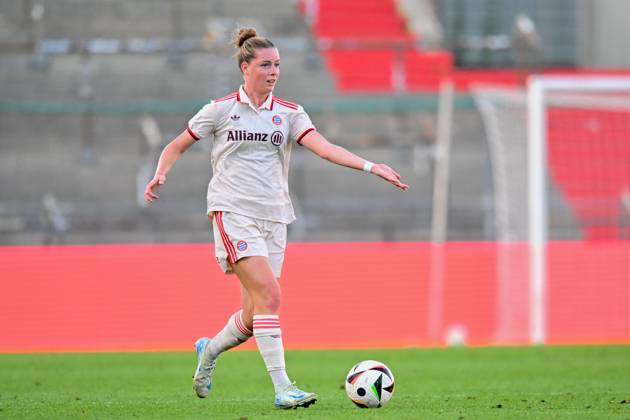 Fußball, Freundschaftsspiel, 20240820, FC Bayern München - Juventus Turin. Im Bild Alara SEHITLER (FC Bayern München Frauen, 14) Dribbling Ball beklagt fehlende Anspielstation. Unterhaching uhlsport PARK Bayern Deutschland Copyright: Passion2Press MarkusxFischerx