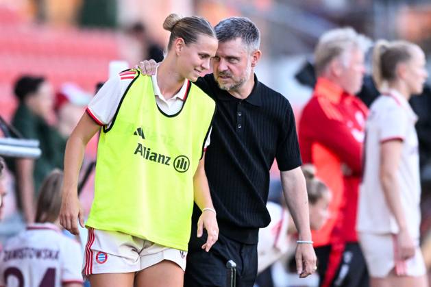 Fußball, Freundschaftsspiel, 20240820, FC Bayern München - Juventus Turin. Im Bild Klara BÜHL (FC Bayern München Frauen, 17) und Trainer der FC Bayern München Frauen Alexander STRAUS. Unterhaching uhlsport PARK Bayern Deutschland Copyright: Passion2Press MarkusxFischerx
