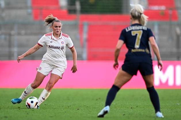 Fußball, Freundschaftsspiel, 20240820, FC Bayern München - Juventus Turin. Im Bild Georgia STANWAY (FC Bayern München Frauen, 31) Dribbling Ball und Alisha LEHMANN (Juventus Turin Frauen, 7). Unterhaching uhlsport PARK Bayern Deutschland Copyright: Passion2Press MarkusxFischerx
