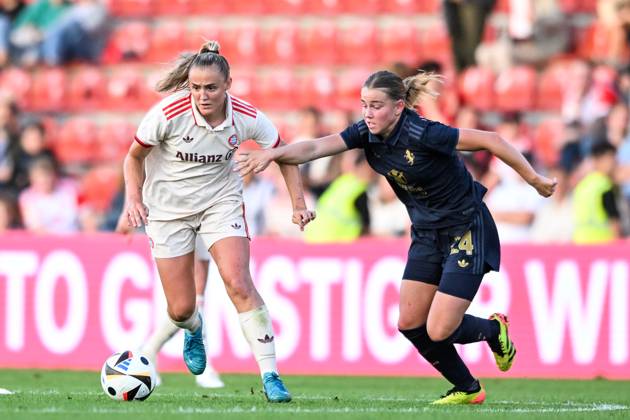 Fußball, Freundschaftsspiel, 20240820, FC Bayern München - Juventus Turin. Im Bild Georgia STANWAY (FC Bayern München Frauen, 31) Dribbling Ball und Elsa PELGANDER (Juventus Turin Frauen, 24). Unterhaching uhlsport PARK Bayern Deutschland Copyright: Passion2Press MarkusxFischerx