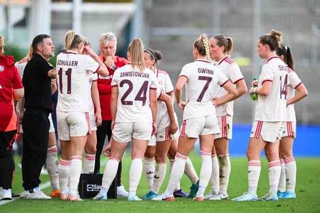 Fußball, Freundschaftsspiel, 20240820, FC Bayern München - Juventus Turin. Im Bild Trainer der FC Bayern München Frauen Alexander STRAUS spricht zum Team während Unterbrechnung Verletzung. Unterhaching uhlsport PARK Bayern Deutschland Copyright: Passion2Press MarkusxFischerx