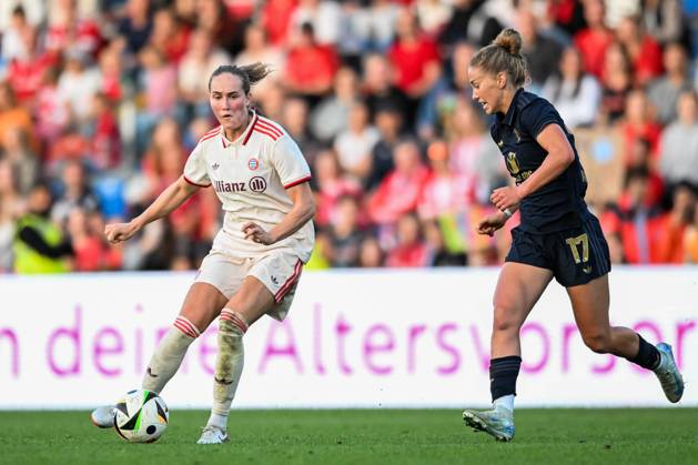 Fußball, Freundschaftsspiel, 20240820, FC Bayern München - Juventus Turin. Im Bild Sydney LOHMANN (FC Bayern München Frauen, 12) Pass Zuspiel Ball ind Asia BRAGONZI (Juventus Turin Frauen, 17). Unterhaching uhlsport PARK Bayern Deutschland Copyright: Passion2Press MarkusxFischerx