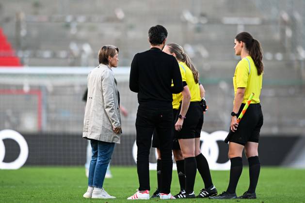 Fußball, Freundschaftsspiel, 20240820, FC Bayern München - Juventus Turin. Im Bild Direktorin der FC Bayern München Frauen Bianca RECH und Technischer Leiter der FC Bayern München Frauen Francisco DE SA FARDILHA bei Schiedsrichterin Marina BACHMANN nach Schlusspfiff. Unterhaching uhlsport PARK Bayern Deutschland Copyright: Passion2Press MarkusxFischerx