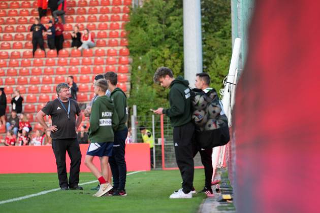 Fußball, Freundschaftsspiel, 20240820, FC Bayern München - Juventus Turin. Im Bild Tor vor der Südtribüne kurz nach Abpfiff bereits demontiert. Unterhaching uhlsport PARK Bayern Deutschland Copyright: Passion2Press MarkusxFischerx
