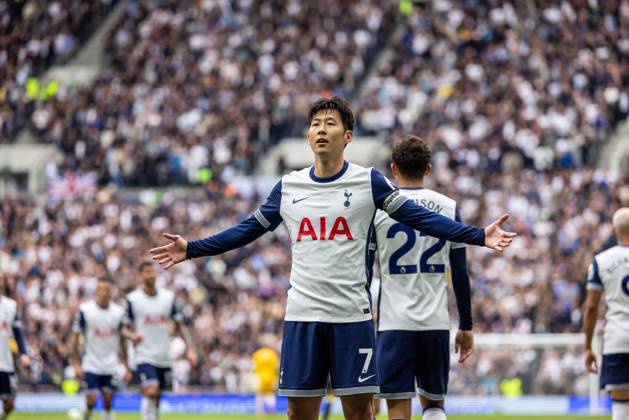 Football - 2024 2025 Premier League - Tottenham Hotspur vs Everton - Tottenham Hotspur Stadium - Saturday 24th August 2024 Son Heung-Min (Tottenham Hotspur) takes the plaudits of the home fans after scoring his second goal at the Tottenham Hotspur Stadium Daniel Bearham Colorsport csp_tot_eve_db_24082024_