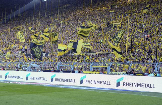 Signal Iduna Arena Dortmund 24.8.2024, 1. Fussball Bundesliga Saison 2024 25 1.Spieltag, Borussia Dortmund (BVB, gelb) vs Eintracht Frankfurt (SGE, weiss) 2:0 - Dortmund Fans protestieren gegen den Sponsoren Deal des Vereins mit dem Rheinmetall Konzern