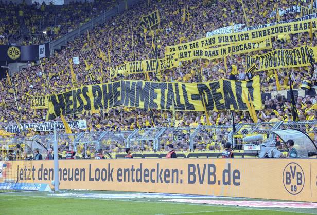 Signal Iduna Arena Dortmund 24.8.2024, 1. Fussball Bundesliga Saison 2024 25 1.Spieltag, Borussia Dortmund (BVB, gelb) vs Eintracht Frankfurt (SGE, weiss) 2:0 - Dortmund Fans protestieren gegen den Sponsoren Deal des Vereins mit dem Rheinmetall Konzern
