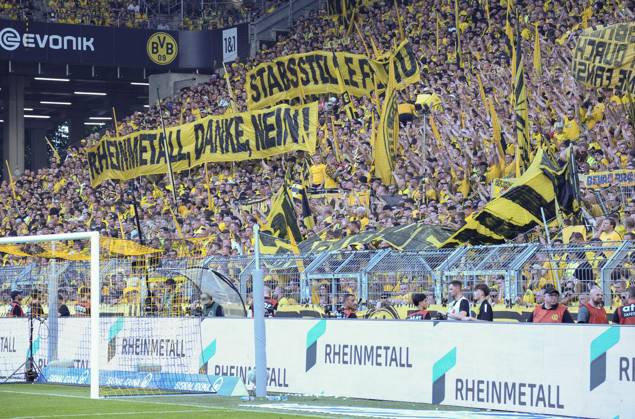 Signal Iduna Arena Dortmund 24.8.2024, 1. Fussball Bundesliga Saison 2024 25 1.Spieltag, Borussia Dortmund (BVB, gelb) vs Eintracht Frankfurt (SGE, weiss) 2:0 - Dortmund Fans protestieren gegen den Sponsoren Deal des Vereins mit dem Rheinmetall Konzern