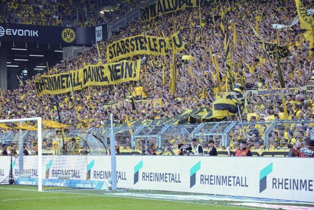 Signal Iduna Arena Dortmund 24.8.2024, 1. Fussball Bundesliga Saison 2024 25 1.Spieltag, Borussia Dortmund (BVB, gelb) vs Eintracht Frankfurt (SGE, weiss) 2:0 - Dortmund Fans protestieren gegen den Sponsoren Deal des Vereins mit dem Rheinmetall Konzern