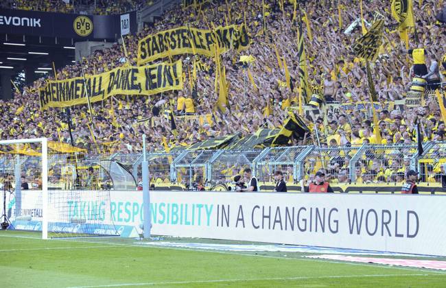Signal Iduna Arena Dortmund 24.8.2024, 1. Fussball Bundesliga Saison 2024 25 1.Spieltag, Borussia Dortmund (BVB, gelb) vs Eintracht Frankfurt (SGE, weiss) 2:0 - Dortmund Fans protestieren gegen den Sponsoren Deal des Vereins mit dem Rheinmetall Konzern