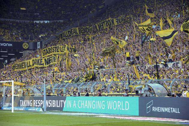 Signal Iduna Arena Dortmund 24.8.2024, 1. Fussball Bundesliga Saison 2024 25 1.Spieltag, Borussia Dortmund (BVB, gelb) vs Eintracht Frankfurt (SGE, weiss) 2:0 - Dortmund Fans protestieren gegen den Sponsoren Deal des Vereins mit dem Rheinmetall Konzern
