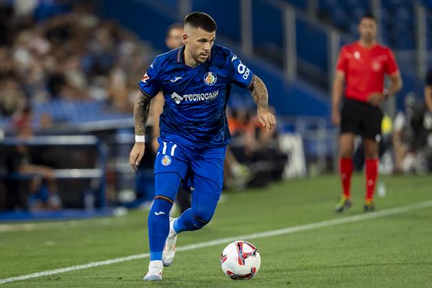 Getafe CF vs Rayo Vallecano - La Liga EA Sports 2024 25 Carles Perez of Getafe CF in action with the ball during the La Liga EA Sports 2024 25 football match between Getafe CF vs Rayo Vallecano at Estadio Coliseum on August 24, 2024 in Getafe, Spain. Getafe Estadio Coliseum Madrid Spain Copyright: xAlbertoxGardinx AGardin_20240824_Football_Liga_Getafe_Rayo_Vallecano_053