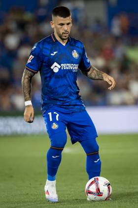 Getafe CF vs Rayo Vallecano - La Liga EA Sports 2024 25 Carles Perez of Getafe CF in action with the ball during the La Liga EA Sports 2024 25 football match between Getafe CF vs Rayo Vallecano at Estadio Coliseum on August 24, 2024 in Getafe, Spain. Getafe Estadio Coliseum Madrid Spain Copyright: xAlbertoxGardinx AGardin_20240824_Football_Liga_Getafe_Rayo_Vallecano_067