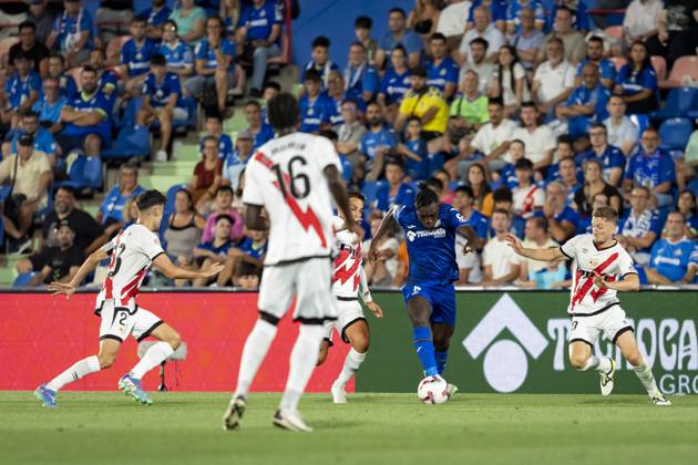 Getafe CF vs Rayo Vallecano - La Liga EA Sports 2024 25 Christantus Ugonna Uche of Getafe CF seen running with the ball in the middle of Rayo Vallecano defenders during the La Liga EA Sports 2024 25 football match between Getafe CF vs Rayo Vallecano at Estadio Coliseum on August 24, 2024 in Getafe, Spain. Getafe Estadio Coliseum Madrid Spain Copyright: xAlbertoxGardinx AGardin_20240824_Football_Liga_Getafe_Rayo_Vallecano_066