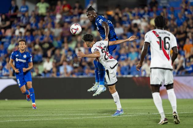 Getafe CF vs Rayo Vallecano - La Liga EA Sports 2024 25 Christantus Ugonna Uche (C) of Getafe CF heads the ball during the La Liga EA Sports 2024 25 football match between Getafe CF vs Rayo Vallecano at Estadio Coliseum on August 24, 2024 in Getafe, Spain. Getafe Estadio Coliseum Madrid Spain Copyright: xAlbertoxGardinx AGardin_20240824_Football_Liga_Getafe_Rayo_Vallecano_070