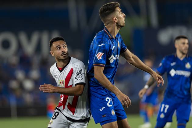 Getafe CF vs Rayo Vallecano - La Liga EA Sports 2024 25 Alvaro Garcia (L) of Rayo Vallecano in action against Yellu Santiago (R) of Getafe CF during the La Liga EA Sports 2024 25 football match between Getafe CF vs Rayo Vallecano at Estadio Coliseum on August 24, 2024 in Getafe, Spain. Getafe Estadio Coliseum Madrid Spain Copyright: xAlbertoxGardinx AGardin_20240824_Football_Liga_Getafe_Rayo_Vallecano_073