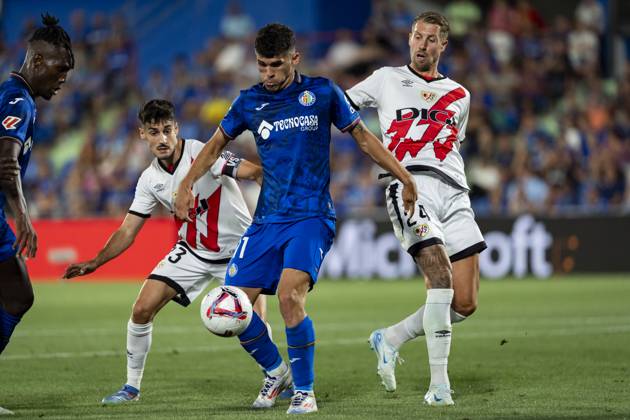 Getafe CF vs Rayo Vallecano - La Liga EA Sports 2024 25 Juan Iglesias (C) of Getafe CF in action between Oscar Valentin (L) and Florian Lejeune (R) of Rayo Vallecano during the La Liga EA Sports 2024 25 football match between Getafe CF vs Rayo Vallecano at Estadio Coliseum on August 24, 2024 in Getafe, Spain. Getafe Estadio Coliseum Madrid Spain Copyright: xAlbertoxGardinx AGardin_20240824_Football_Liga_Getafe_Rayo_Vallecano_074