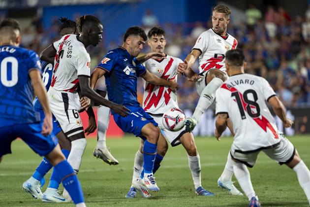 Getafe CF vs Rayo Vallecano - La Liga EA Sports 2024 25 Juan Iglesias (C) of Getafe CF in action between Pathe Ciss (L), Oscar Valentin (C) and Florian Lejeune (R) of Rayo Vallecano during the La Liga EA Sports 2024 25 football match between Getafe CF vs Rayo Vallecano at Estadio Coliseum on August 24, 2024 in Getafe, Spain. Getafe Estadio Coliseum Madrid Spain Copyright: xAlbertoxGardinx AGardin_20240824_Football_Liga_Getafe_Rayo_Vallecano_078