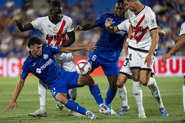 Getafe CF vs Rayo Vallecano - La Liga EA Sports 2024 25 Juan Iglesias (L) of Getafe CF seen falling down during the La Liga EA Sports 2024 25 football match between Getafe CF vs Rayo Vallecano at Estadio Coliseum on August 24, 2024 in Getafe, Spain. Getafe Estadio Coliseum Madrid Spain Copyright: xAlbertoxGardinx AGardin_20240824_Football_Liga_Getafe_Rayo_Vallecano_081