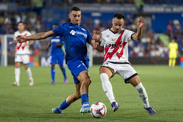 Getafe CF vs Rayo Vallecano - La Liga EA Sports 2024 25 Juan Iglesias (L) of Getafe CF in action against Alvaro Garcia (R) of Rayo Vallecano during the La Liga EA Sports 2024 25 football match between Getafe CF vs Rayo Vallecano at Estadio Coliseum on August 24, 2024 in Getafe, Spain. Getafe Estadio Coliseum Madrid Spain Copyright: xAlbertoxGardinx AGardin_20240824_Football_Liga_Getafe_Rayo_Vallecano_084