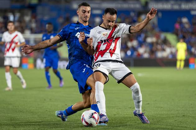 Getafe CF vs Rayo Vallecano - La Liga EA Sports 2024 25 Juan Iglesias (L) of Getafe CF in action against Alvaro Garcia (R) of Rayo Vallecano during the La Liga EA Sports 2024 25 football match between Getafe CF vs Rayo Vallecano at Estadio Coliseum on August 24, 2024 in Getafe, Spain. Getafe Estadio Coliseum Madrid Spain Copyright: xAlbertoxGardinx AGardin_20240824_Football_Liga_Getafe_Rayo_Vallecano_085