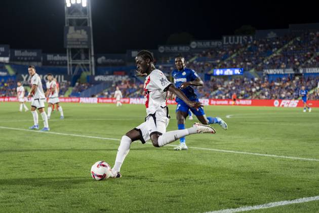 Getafe CF vs Rayo Vallecano - La Liga EA Sports 2024 25 Abdul Mumin of Rayo Vallecano attempts a kick during the La Liga EA Sports 2024 25 football match between Getafe CF vs Rayo Vallecano at Estadio Coliseum on August 24, 2024 in Getafe, Spain. Getafe Estadio Coliseum Madrid Spain Copyright: xAlbertoxGardinx AGardin_20240824_Football_Liga_Getafe_Rayo_Vallecano_088