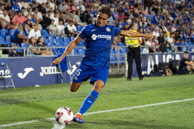 Getafe CF vs Rayo Vallecano - La Liga EA Sports 2024 25 Luis Milla of Getafe CF attempts a corner kick during the La Liga EA Sports 2024 25 football match between Getafe CF vs Rayo Vallecano at Estadio Coliseum on August 24, 2024 in Getafe, Spain. Getafe Estadio Coliseum Madrid Spain Copyright: xAlbertoxGardinx AGardin_20240824_Football_Liga_Getafe_Rayo_Vallecano_091