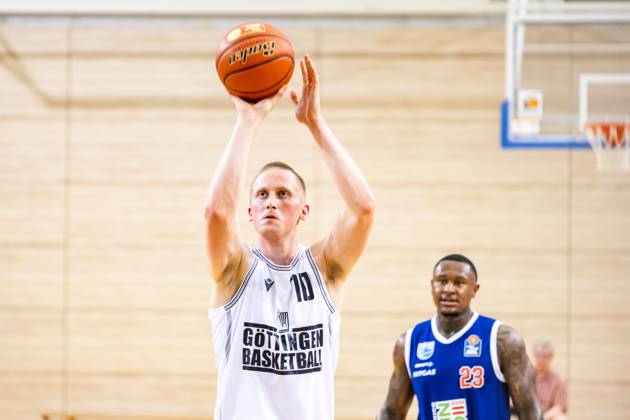 easyCredit Basketball Bundesliga, BBL, Saison 2024 2025, Herren. 24.08.2024, Testspiel Syntainics MBC - BG Göttingen, Collin Welp (BG Göttingen, No 10) beim Freiwurf Copyright: Alexander Trienitz.