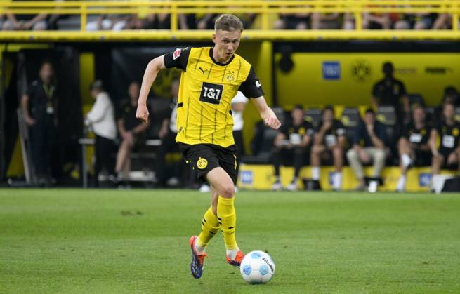 Signal Iduna Arena Dortmund 24.8.2024, 1. Fussball Bundesliga Saison 2024 25 1.Spieltag, Borussia Dortmund (BVB, gelb) vs Eintracht Frankfurt (SGE, weiss) 2:0 - Maximilian Beier (BVB)