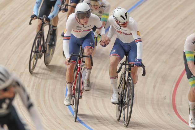 2024 UCI Junior Track World Championships Picture by Alex Whitehead SWpix.com - 25 08 2024 - Cycling - 2024 UCI Junior Track World Championships - Luoyang Velodrome, Henan Province, China - Men™s Madison Final - William Salter (Great Britain) and Finlay Tarling (Great Britain) performing a handsling. Copyright: x xSWpix.comx(t axPhotographyxHubxLtd)xAlexxWhitehead SWpix.comx SWP-2416-3046