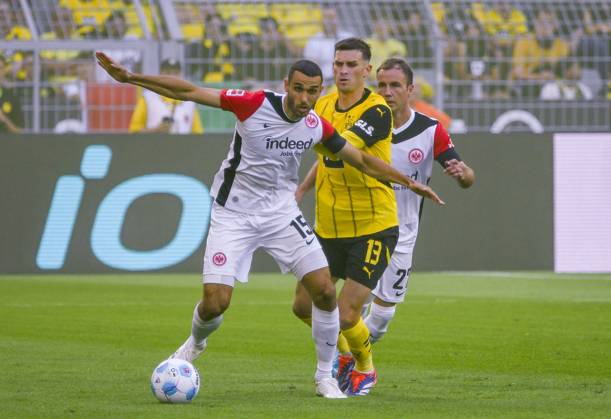 Signal Iduna Arena Dortmund 24.8.2024, 1. Fussball Bundesliga Saison 2024 25 1.Spieltag, Borussia Dortmund (BVB, gelb) vs Eintracht Frankfurt (SGE, weiss) 2:0 - v.li.: Ellyes Skihiri (SGE), Pascal Groß (Gross, BVB), Mario Götze (Goetze, SGE)