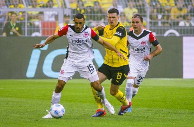Signal Iduna Arena Dortmund 24.8.2024, 1. Fussball Bundesliga Saison 2024 25 1.Spieltag, Borussia Dortmund (BVB, gelb) vs Eintracht Frankfurt (SGE, weiss) 2:0 - v.li.: Ellyes Skihiri (SGE), Pascal Groß (Gross, BVB), Mario Götze (Goetze, SGE)