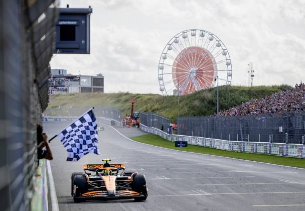 Bilder des Jahres 2024, Sport 08 August Sport Themen der Woche KW34 Sport Bilder des Tages ZANDVOORT - Lando Norris (McLaren) wins the F1 Grand Prix of the Netherlands at the Circuit of Zandvoort. ANP REMKO DE WAAL xVIxANPxSportx xxANPxIVx 506727392 originalFilename: 506727392.jpg