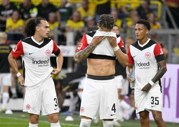 Signal Iduna Arena Dortmund 24.8.2024, 1. Fussball Bundesliga Saison 2024 25 1.Spieltag, Borussia Dortmund (BVB, gelb) vs Eintracht Frankfurt (SGE, weiss) 2:0 - v.li.: Arthur Theate (SGE), Robin Koch (SGE), Tuta (SGE)