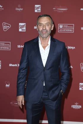 Thomas Doll bei der Ankunft zu der Preisverleihung des BILD-Award am 26.08.2024 in der Fischauktionshalle in Hamburg