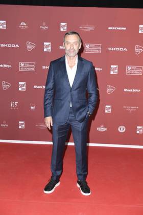 Thomas Doll bei der Ankunft zu der Preisverleihung des BILD-Award am 26.08.2024 in der Fischauktionshalle in Hamburg