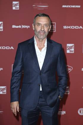 Thomas Doll bei der Ankunft zu der Preisverleihung des BILD-Award am 26.08.2024 in der Fischauktionshalle in Hamburg