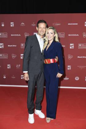 Andrea Kaiser mit Ehemann Sebastien Ogier bei der Ankunft zu der Preisverleihung des BILD-Award am 26.08.2024 in der Fischauktionshalle in Hamburg