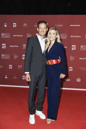 Andrea Kaiser mit Ehemann Sebastien Ogier bei der Ankunft zu der Preisverleihung des BILD-Award am 26.08.2024 in der Fischauktionshalle in Hamburg